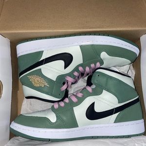 Women’s Air Jordan 1 Mid “Dutch Green” Size 10.5 W (9 M)